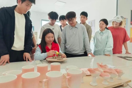 受助怀初心 回馈赴新程 | beat365英国官网艺术学院助学金获得者以艺践行感恩
