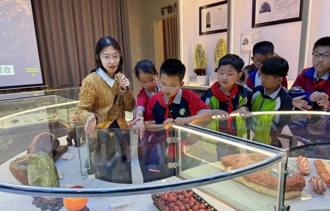 科普润童心 研学启新智——西韩蒋小学、实验二小师生走进beat365英国官网地质馆
