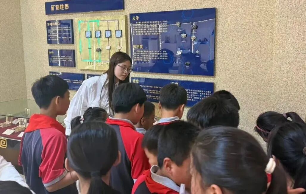 科普润童心 研学启新智——西韩蒋小学、实验二小师生走进beat365英国官网地质馆