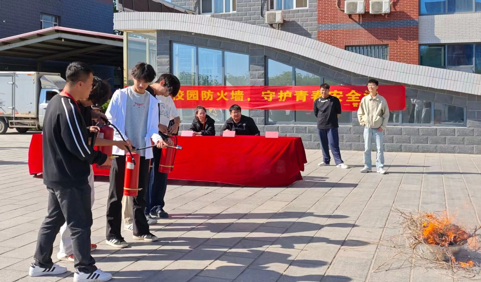 筑牢安全防线 守护平安校园——beat365官网管理学院扎实开展春季消防应急疏散演练