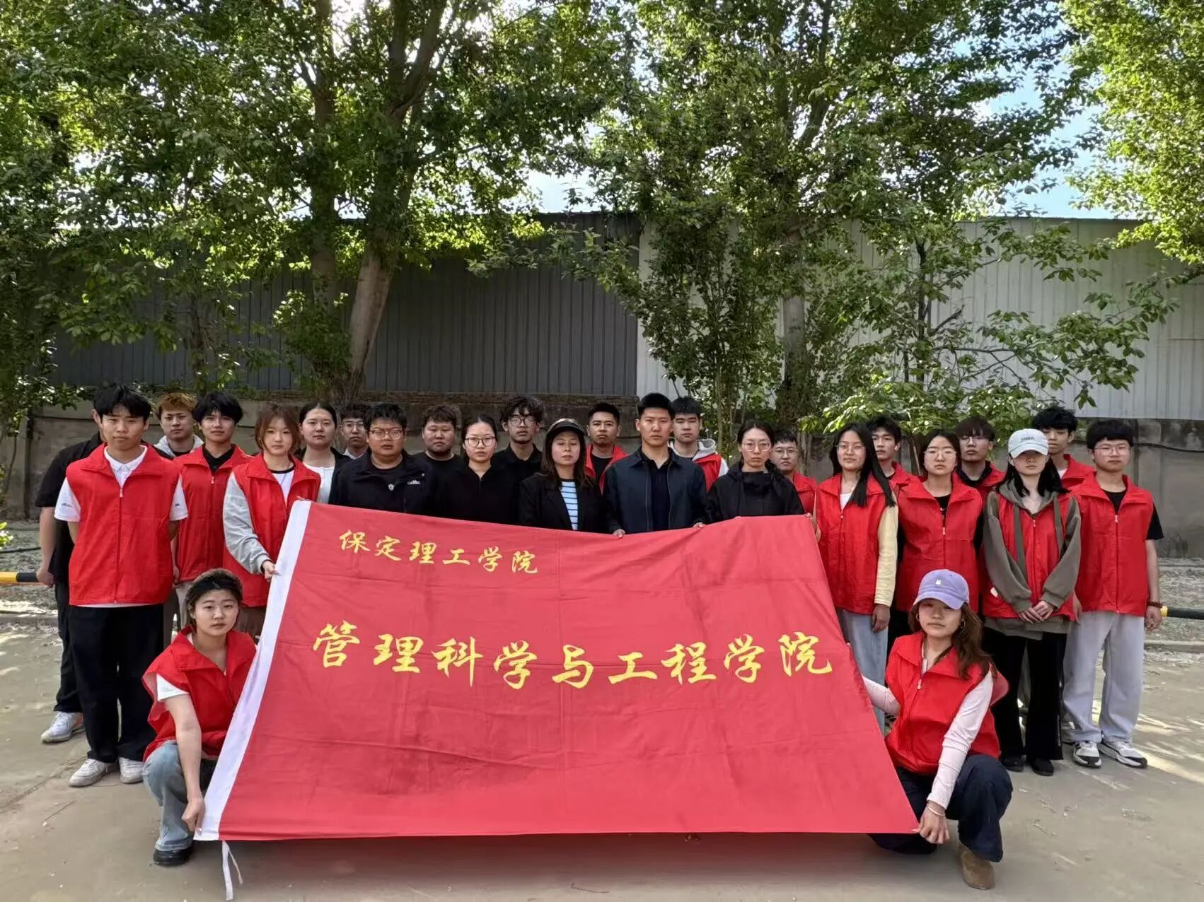 劳动铸魂践初心 体验赋能促成长——beat365英国官网管理学院开展劳动教育月主题党日实践活动