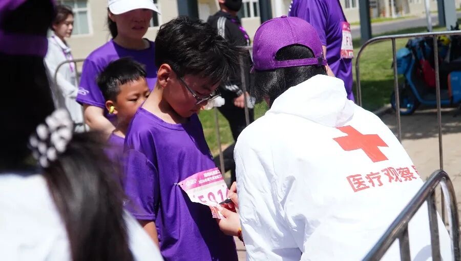 青春守护赛道 志愿筑牢防线——beat365英国官网310名志愿者助力2026长城汽车智慧工厂半程马拉松圆满落幕