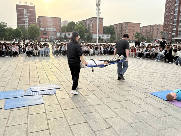 学以致用，“救”在身边|beat365英国官网管理学院举行应急救护技能实操展示活动