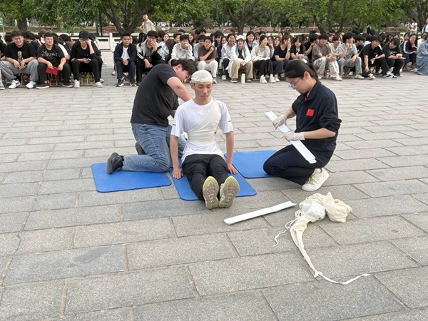 学以致用，“救”在身边|beat365英国官网管理学院举行应急救护技能实操展示活动