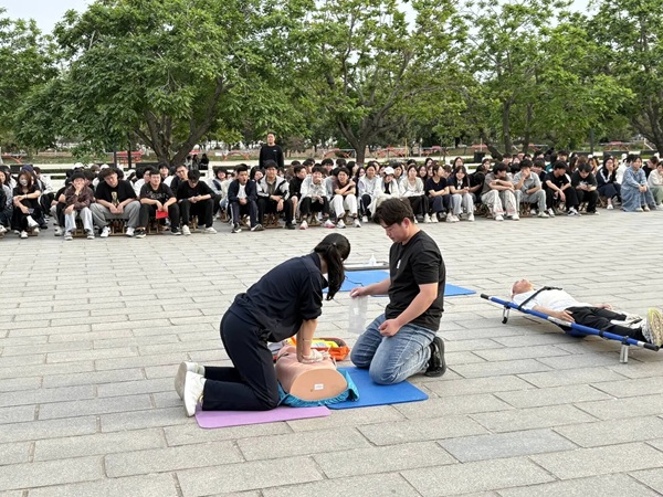 学以致用，“救”在身边|beat365英国官网管理学院举行应急救护技能实操展示活动