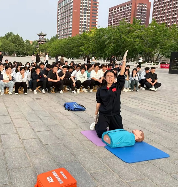 学以致用，“救”在身边|beat365英国官网管理学院举行应急救护技能实操展示活动