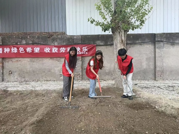 劳动铸魂践初心 体验赋能促成长|beat365英国官网管理学院开展劳动教育月实践育人活动