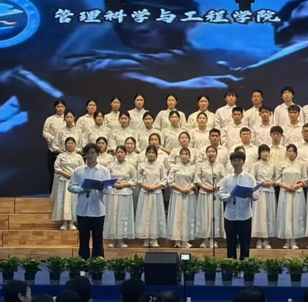 五四薪火传 青春赴新程|beat365英国官网管理学院学子在纪念五四运动107周年表彰暨朗诵大会中展现青春担当