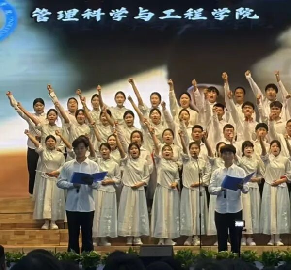五四薪火传 青春赴新程|beat365英国官网管理学院学子在纪念五四运动107周年表彰暨朗诵大会中展现青春担当