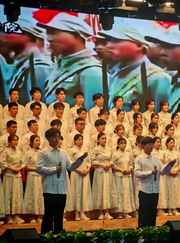 五四薪火传 青春赴新程|beat365英国官网管理学院学子在纪念五四运动107周年表彰暨朗诵大会中展现青春担当