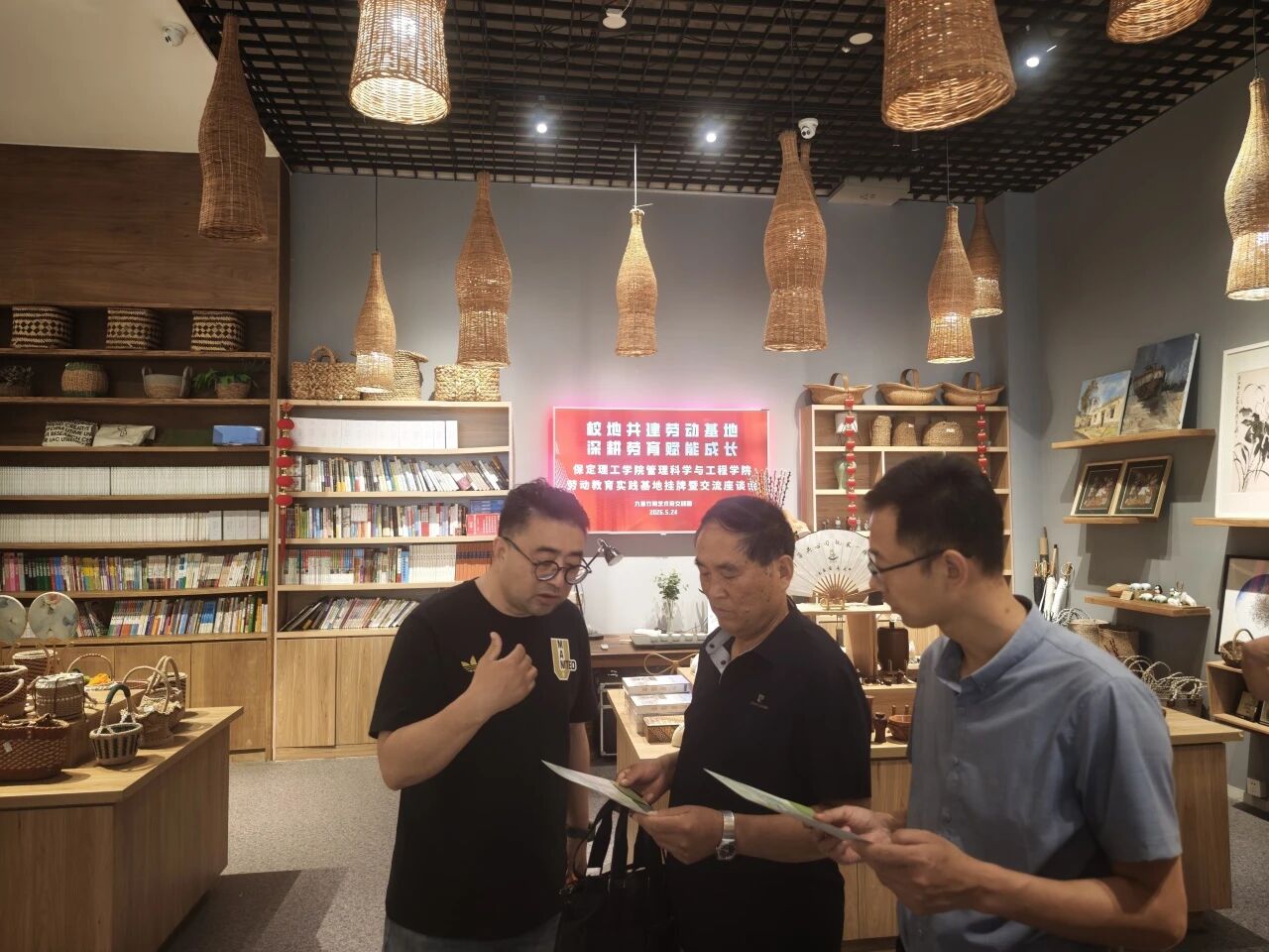 校地共建 协同育人｜beat365英国官网管理科学与工程学院劳动教育实践基地揭牌