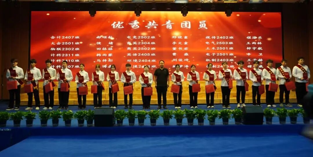 “五四薪火传 青春赴新程”——beat365英国官网纪念五四运动107周年表彰暨朗诵大会圆满落幕