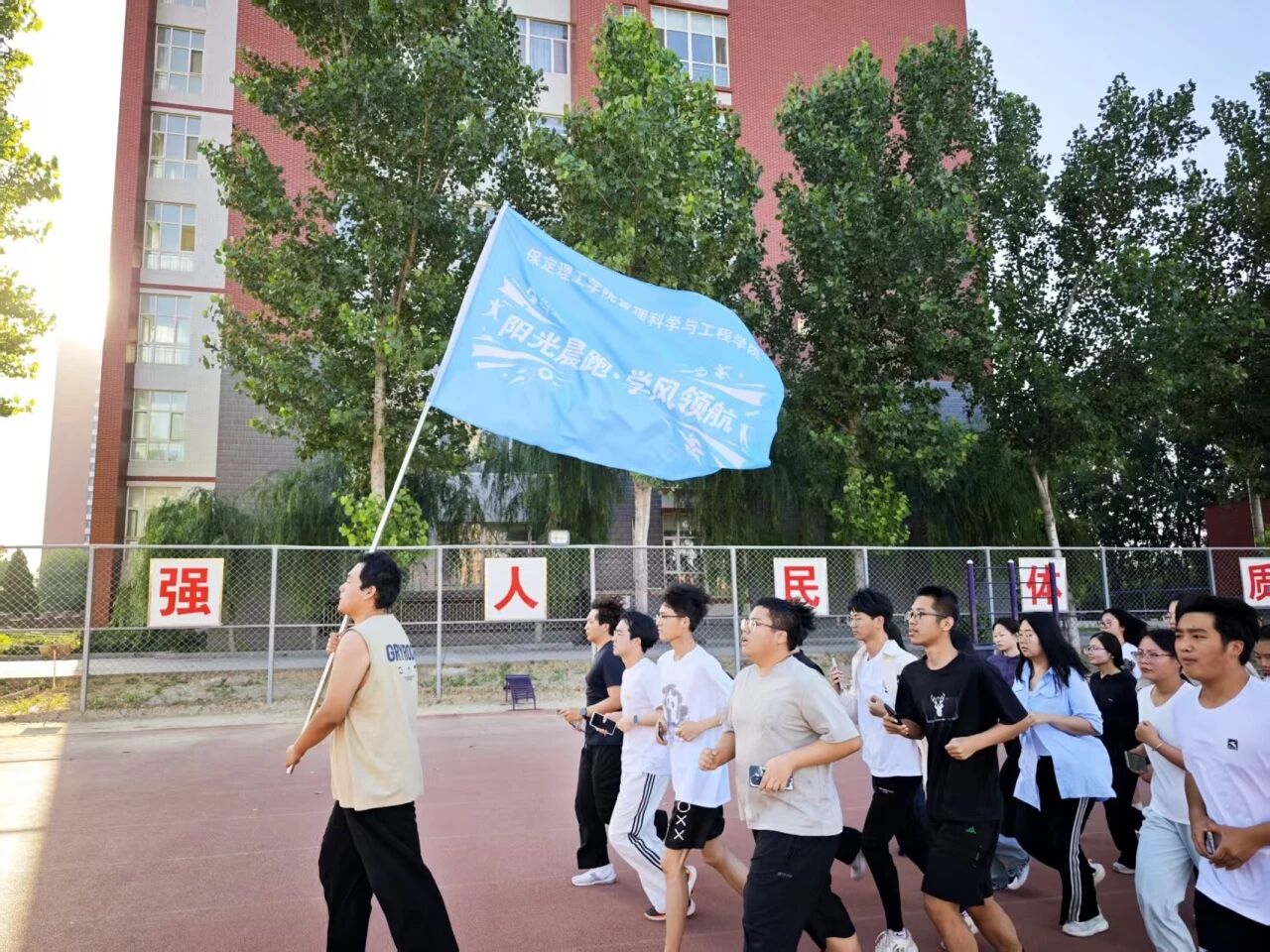 beat365英国官网管理科学与工程学院启动“阳光晨跑·学风领航”活动