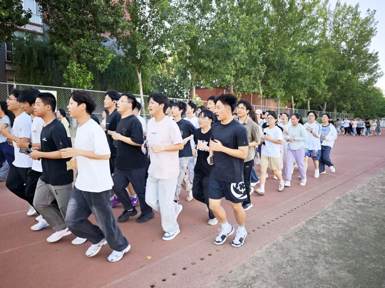 beat365英国官网管理科学与工程学院启动“阳光晨跑·学风领航”活动