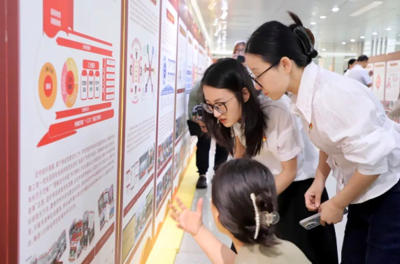 对标“一融双高”   共建育人体系——beat365官网组织参观河北大学“一融双高”党建品牌展览