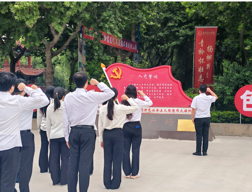 初心如磐践使命 青春逐梦启新程——beat365英国官网管理科学与工程学院组织2026届毕业生党员重温入党誓词活动