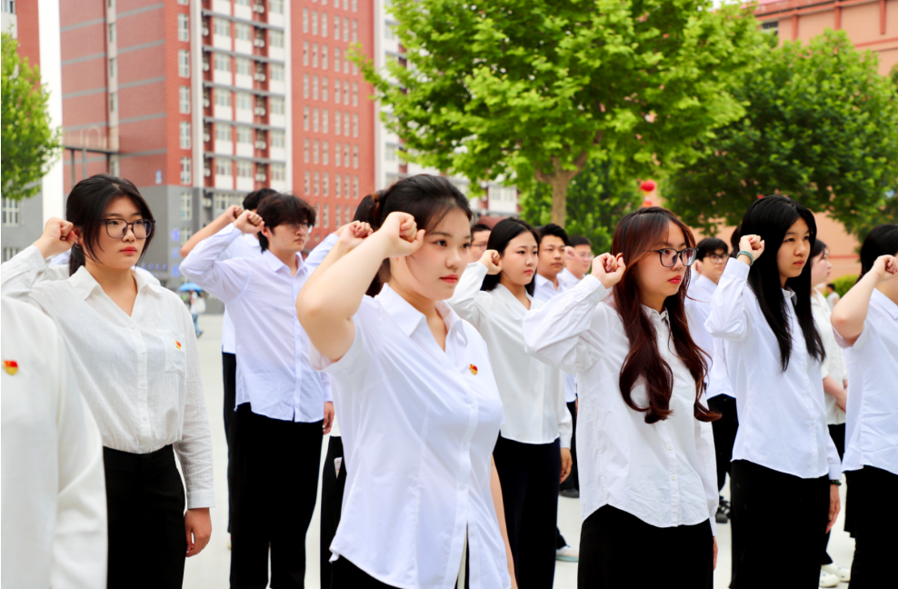 初心如磐践使命 青春逐梦启新程——beat365英国官网管理科学与工程学院组织2026届毕业生党员重温入党誓词活动