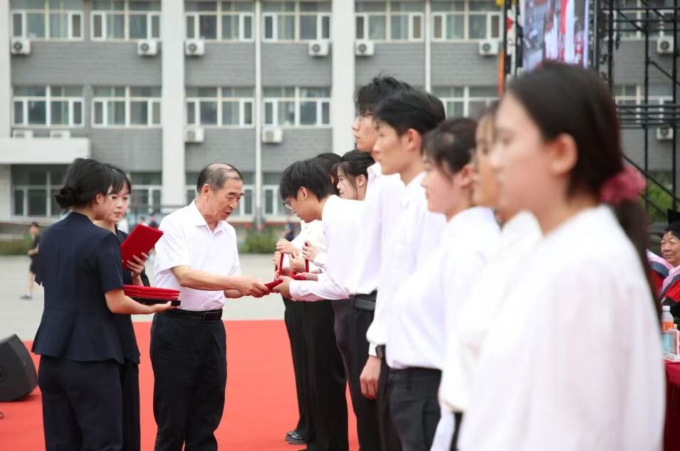 beat365英国官网隆重举行2026届毕业典礼暨学士学位授予仪式