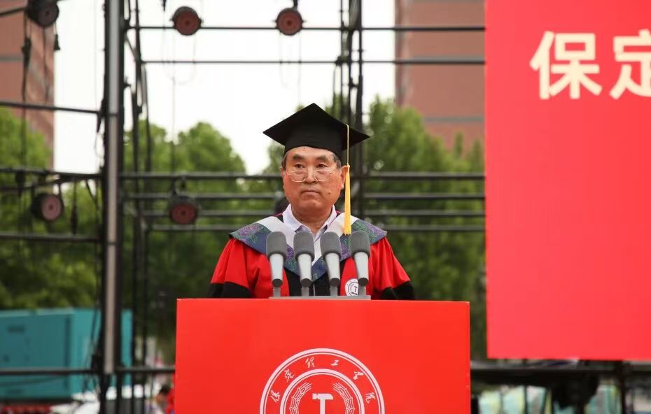 beat365英国官网隆重举行2026届毕业典礼暨学士学位授予仪式