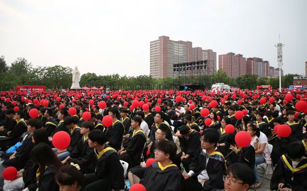beat365英国官网隆重举行2026届毕业典礼暨学士学位授予仪式