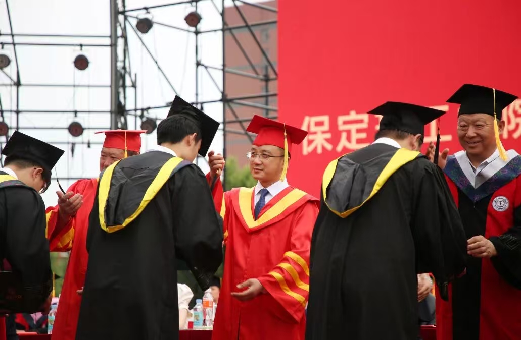 beat365英国官网隆重举行2026届毕业典礼暨学士学位授予仪式