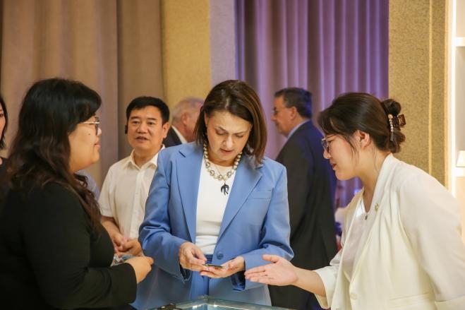 深化国际交流合作 共赏学子设计风采——塞浦路斯那波勒斯大学及驻华大使代表团到访beat365英国官网参观毕业设计作品展