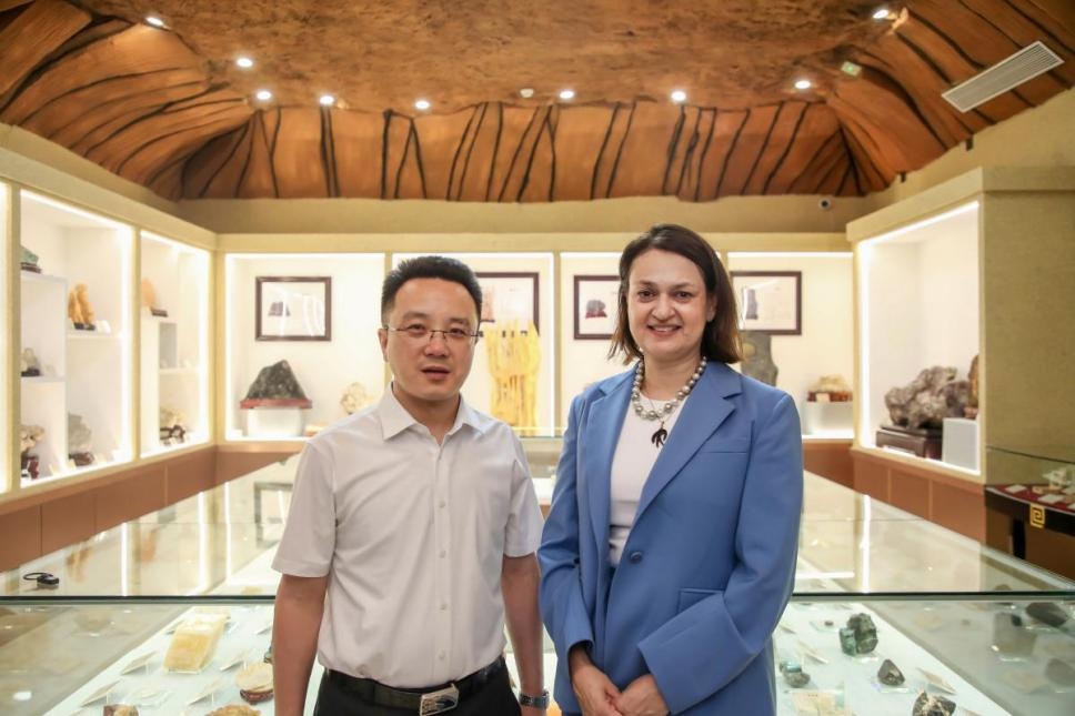 深化国际交流合作 共赏学子设计风采——塞浦路斯那波勒斯大学及驻华大使代表团到访beat365英国官网参观毕业设计作品展