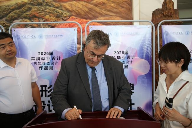 深化国际交流合作 共赏学子设计风采——塞浦路斯那波勒斯大学及驻华大使代表团到访beat365英国官网参观毕业设计作品展