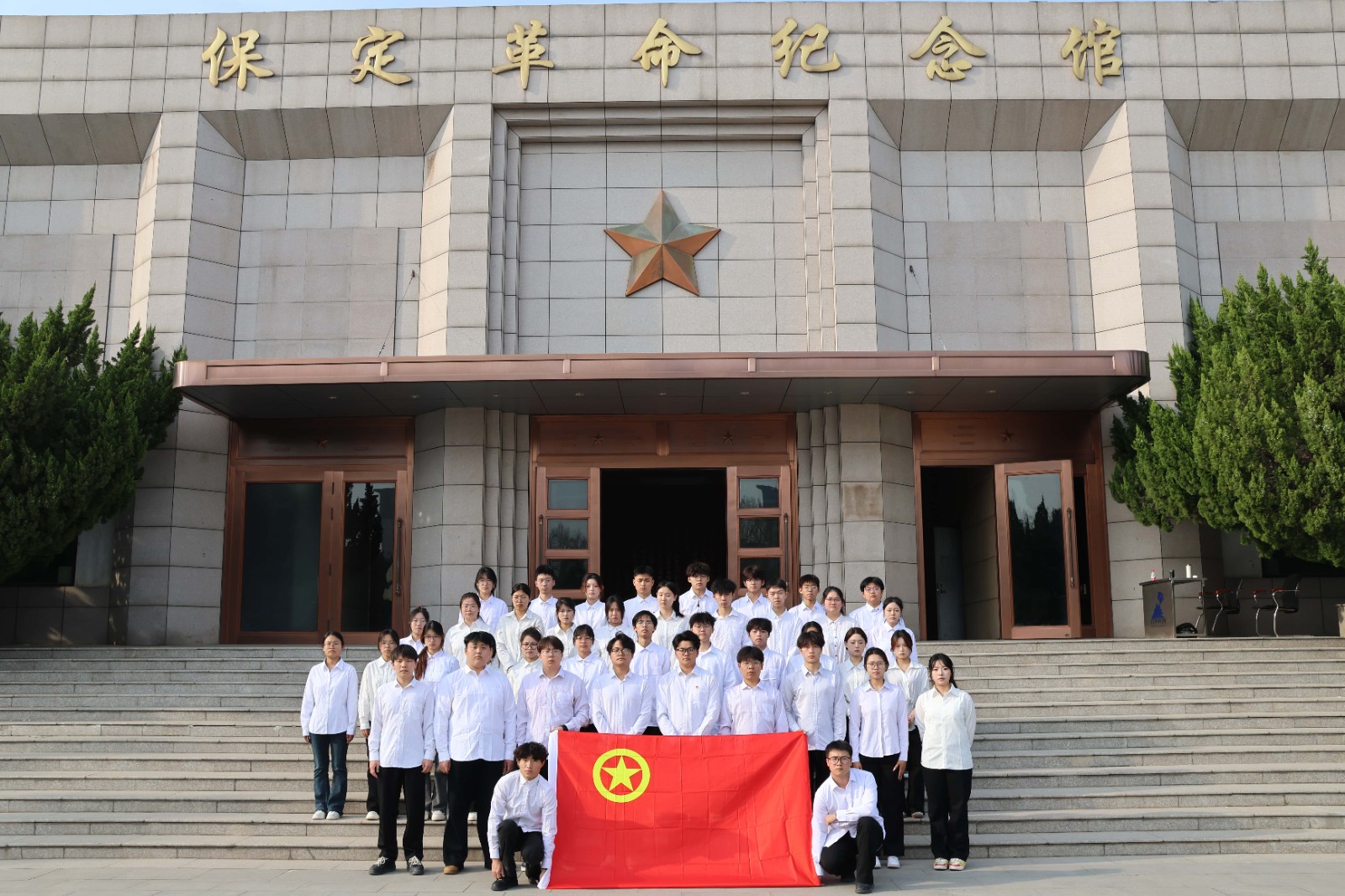清明祭忠魂，缅怀砺初心——beat365英国官网经济学院开展清明节祭扫烈士陵园主题活动
